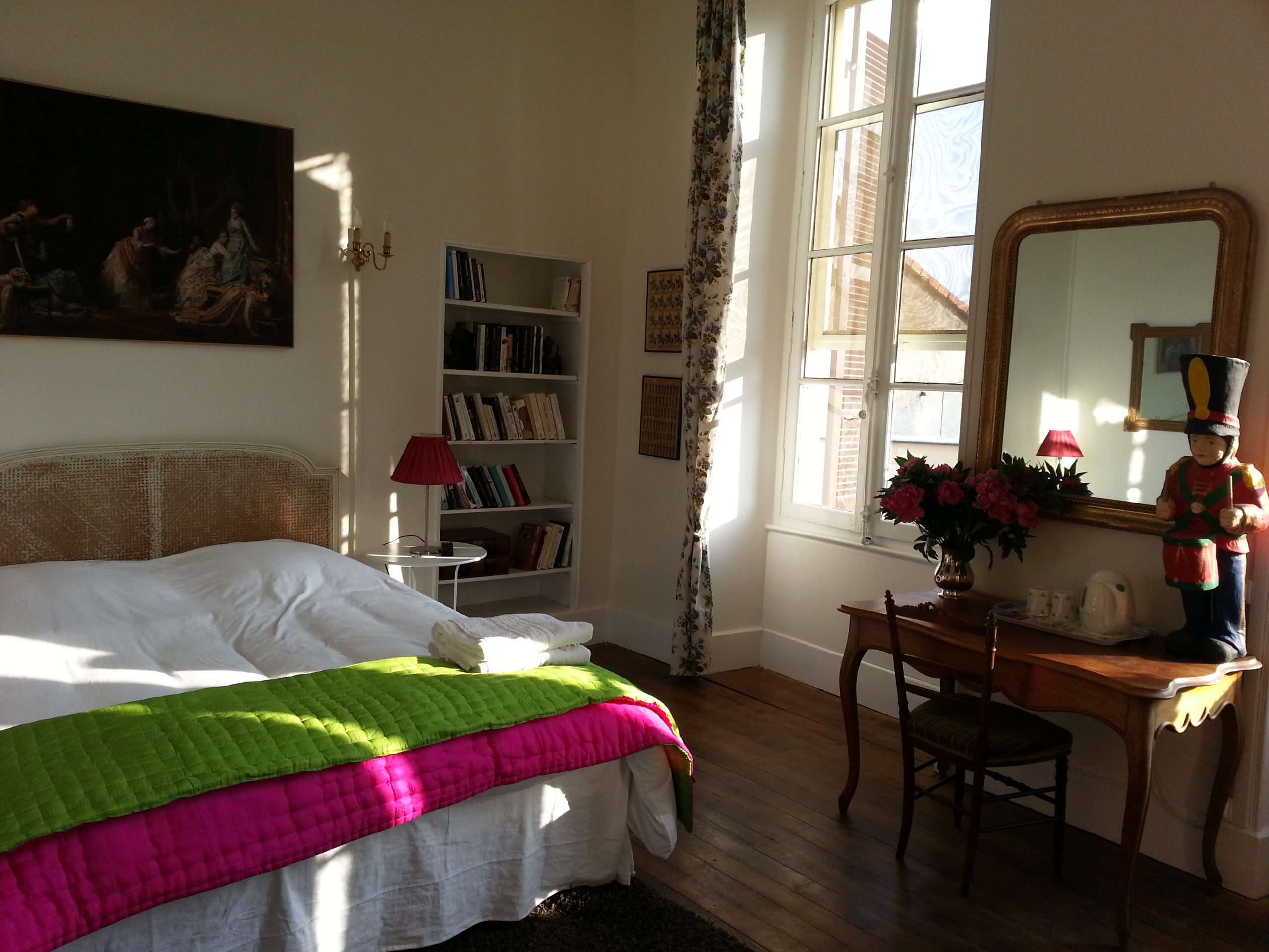 Chambres d'hôtes des Francières en plein centre de Vierzon,, chambre Victoria avec son coin bureau