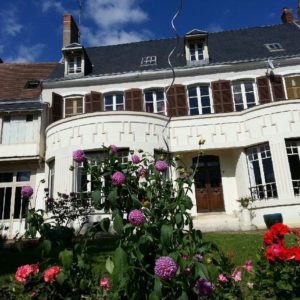 Chambres d'hôtes Les Francières en plein cœur de Ville de Vierzon, façade Arts déco et intérieur 18ème, la campagne en plein centre, façade Arts déco et intérieur 18 ème siècle. Les voitures stationnent à l'intérieur de la demeure en toute sécurité.