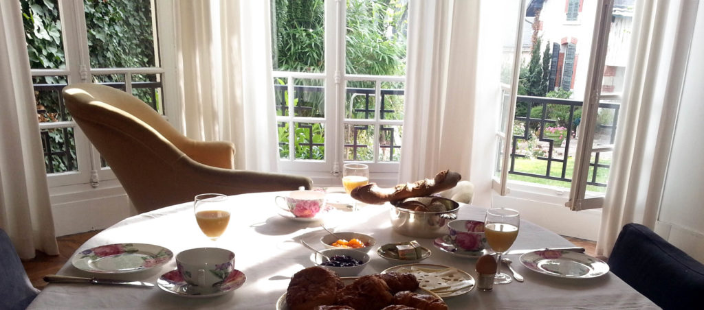 Chambres d'hôtes Les Francières en plein centre de Vierzon, petit déjeuner Continental avec croissants et pain tradition