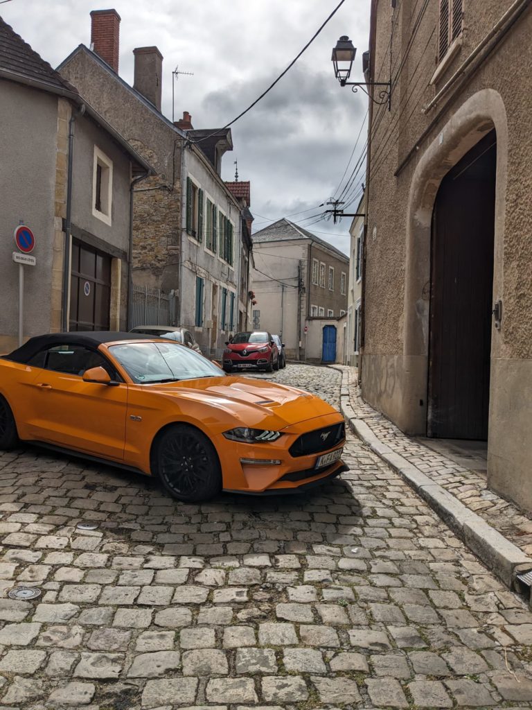 Chambres d'hôtes Les Francières à Vierzon en plein centre, votre voiture stationne en toute sécurité à l'intérieur de la demeure